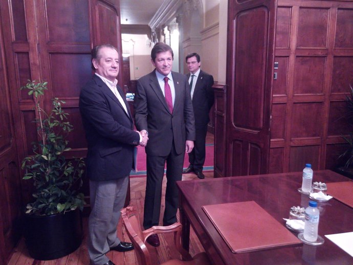 Nicanor García y Javier Fernández se reúnen en la Junta General