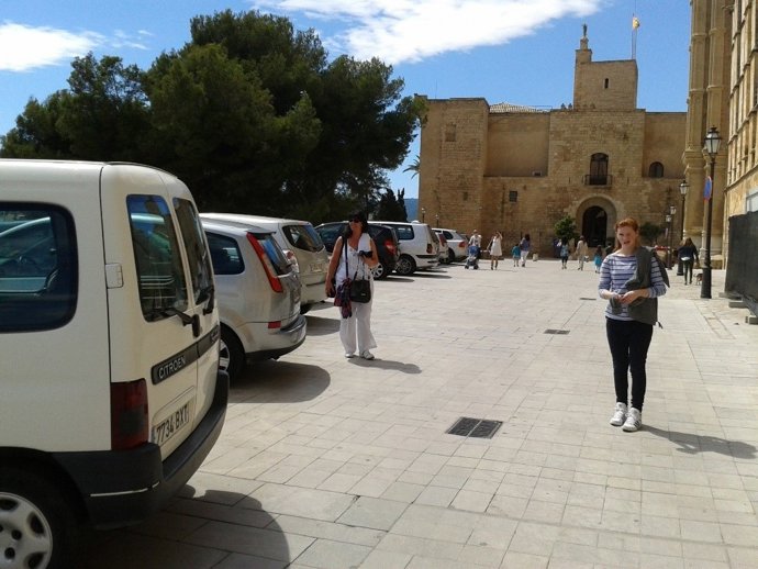 Coches aparcados al lado de catedral
