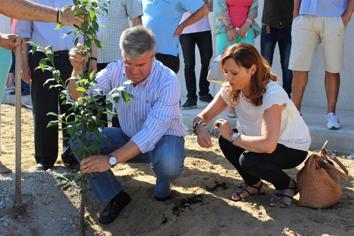 El alcalde durante la plantación de árboles de Aprompsi