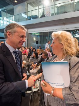 El lehendakari Iñigo Urkullu y Ángeles Pedraza (AVT)