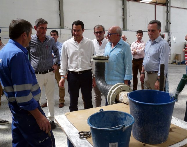Juanma Moreno durante su visita a la empresa Reyplass