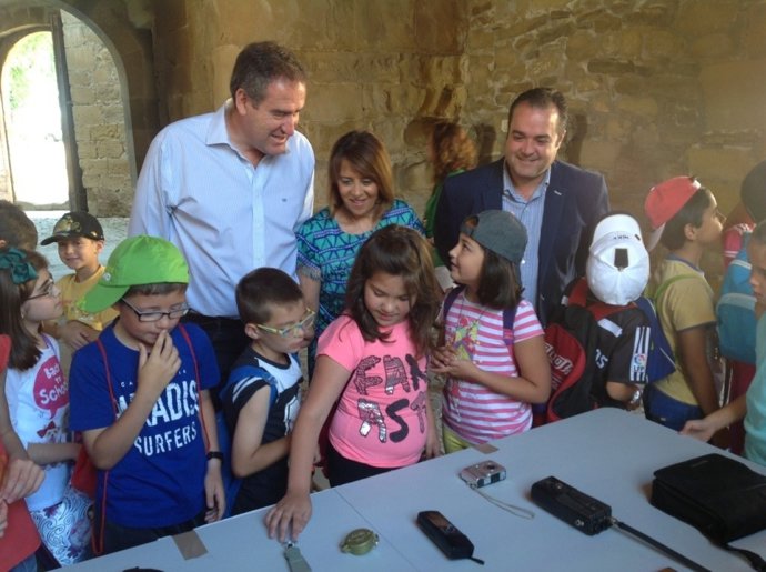 Quirós, Gálvez y López junto a niños en actividades del Día del Medio Ambiente.
