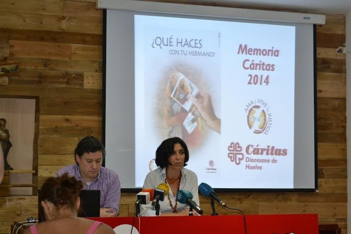 La directora de Cáritas en Huelva, Pilar Vizcaíno, y Raúl Vega.