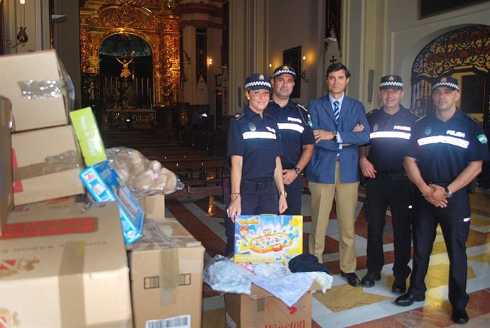 La Policía Local de Sevilla entrega a El Cachorro elementos intervenidos