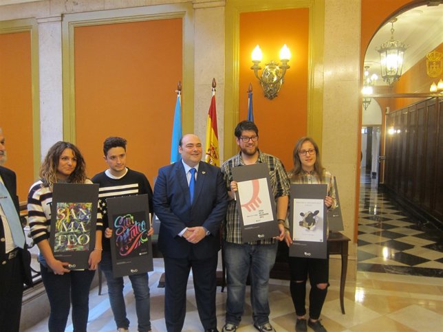 Caunedo y los premiados del concurso de carteles de San Mateo y La  Ascensión.