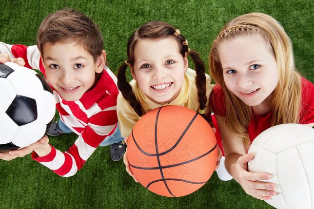 Niños practicando deporte