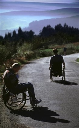 Personas en sillas de ruedas recorriendo el Camino de Santiago