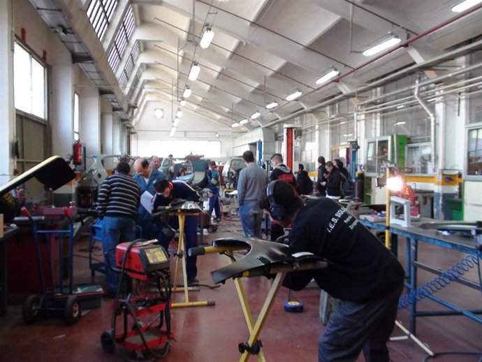 Alumnos de carrocería de FP