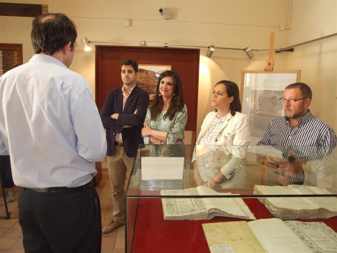 Carmona e Ibros (1i y 2i) en la inauguración de la exposición sobre Ibros.