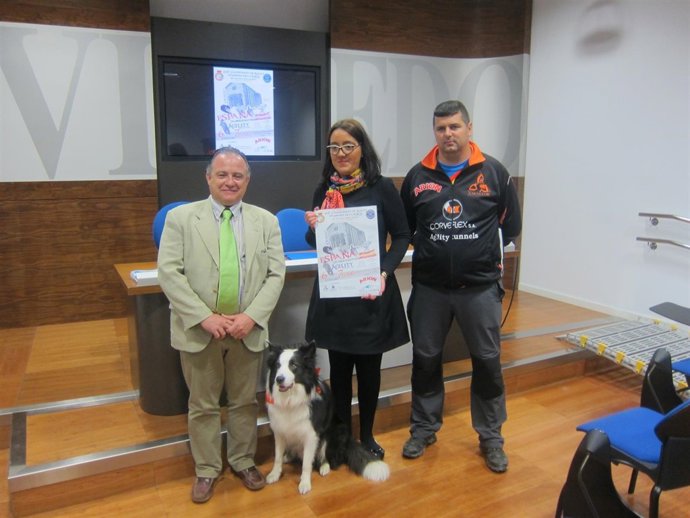 Covadonga Díaz, de la Escalera y Amez posan con 'Brujo'.