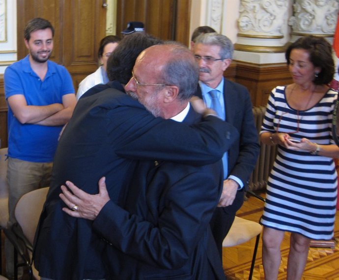 León de la Riva abraza a Jesús Enríquez en presencia de Mercedes Cantalapiedra