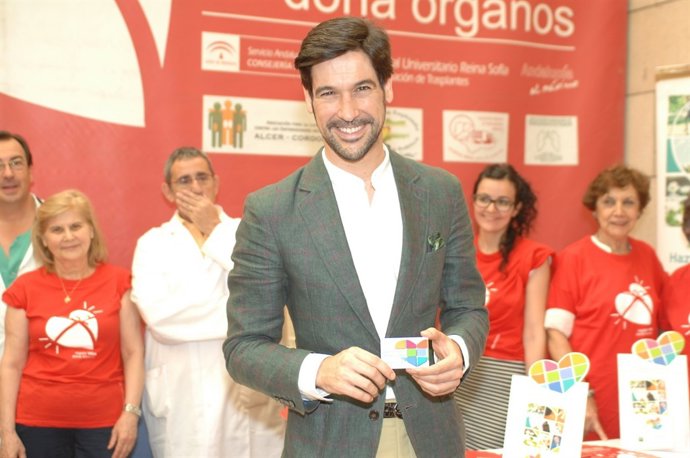 Manuel Lombo recibe su carné de donante en el Hospital Reina Sofía