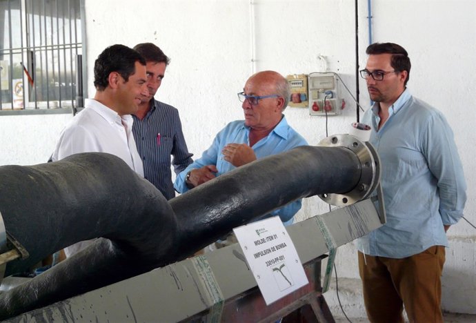 Moreno, a la izquierda, durante su visita a Pilas