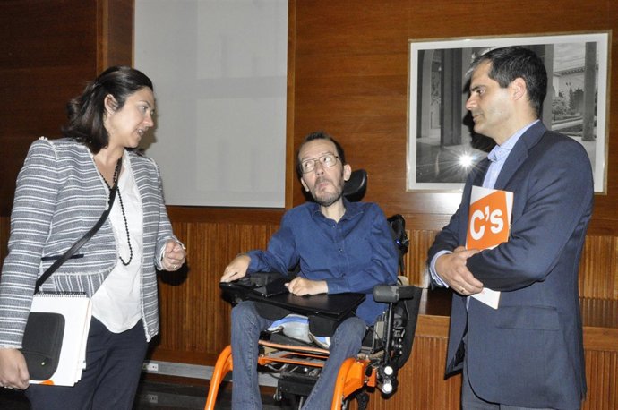 Susana Gaspar y Javier Martínez, de C's, junto a Echenique