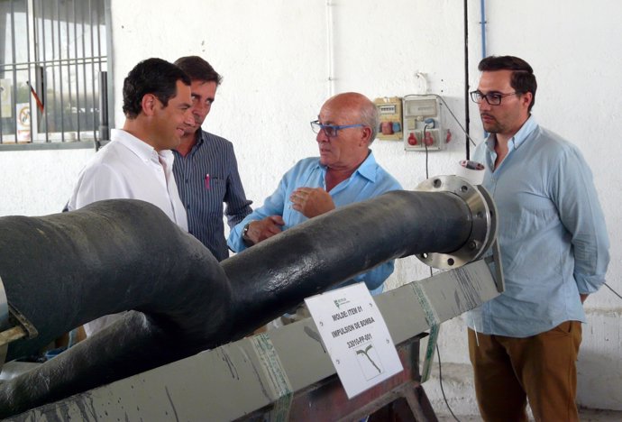 Moreno, a la izquierda, durante su visita a Pilas