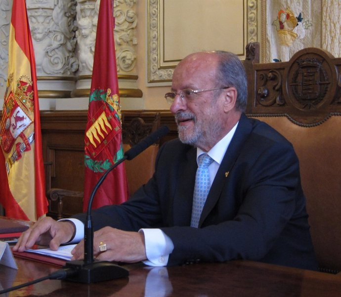 León de la Riva en su última rueda de prensa como alcalde de Valladolid