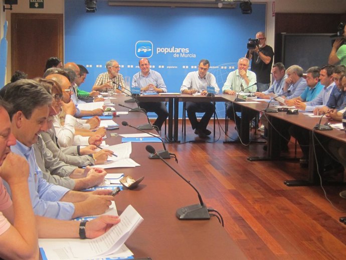 Imagen del encuentro con los candidatos del PP con mayorías simples