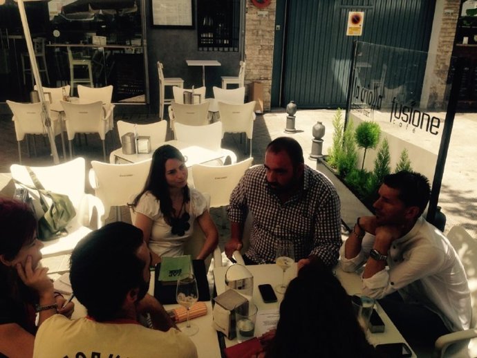 Los portavoz de IU y Vamos Granada junto a miembros de ambos partidos.