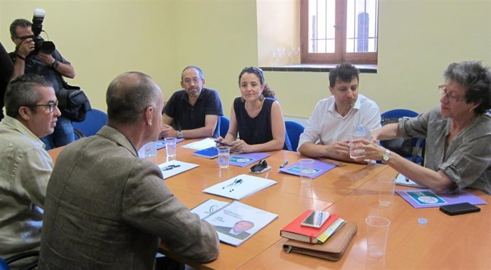 Miembros de PSOE y Participa, durante la reunión