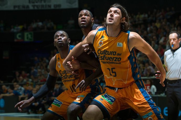 Kresimir Loncar jugando contra el Bilbao Basket