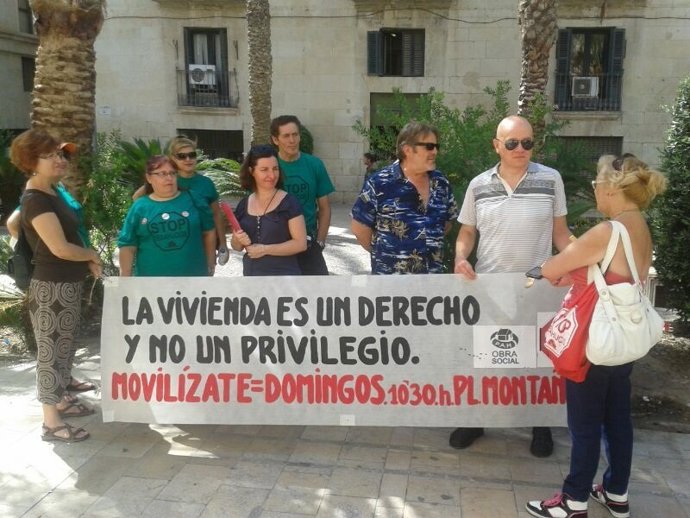Miembros de Stop Deshaucios a las puertas del Patronato de la Vivienda