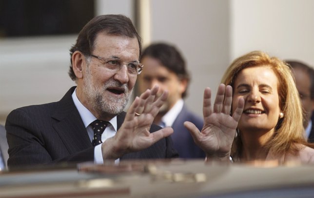 Spanish Prime Minister Mariano Rajoy gestures next to Spanish Labour Minister Fa