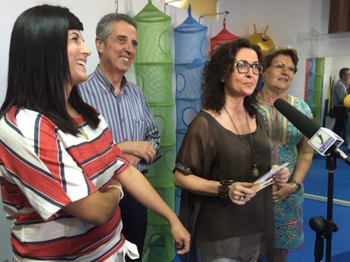 Baena (centro) y tras ella Pérez, en la visita al CAIT de Lucena