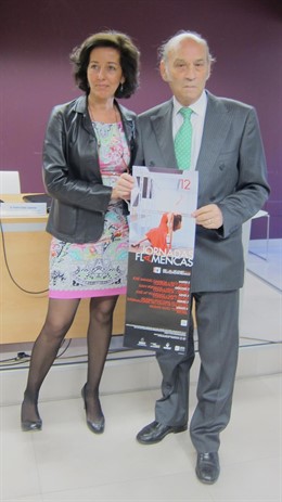 Mercedes Cantalapiedra y Pedro Sanz con el cartel de las Jornadas