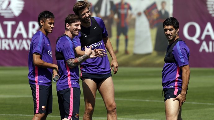 Neymar, Messi, Piqué y Luis Suárez entrenando con el Barcelona