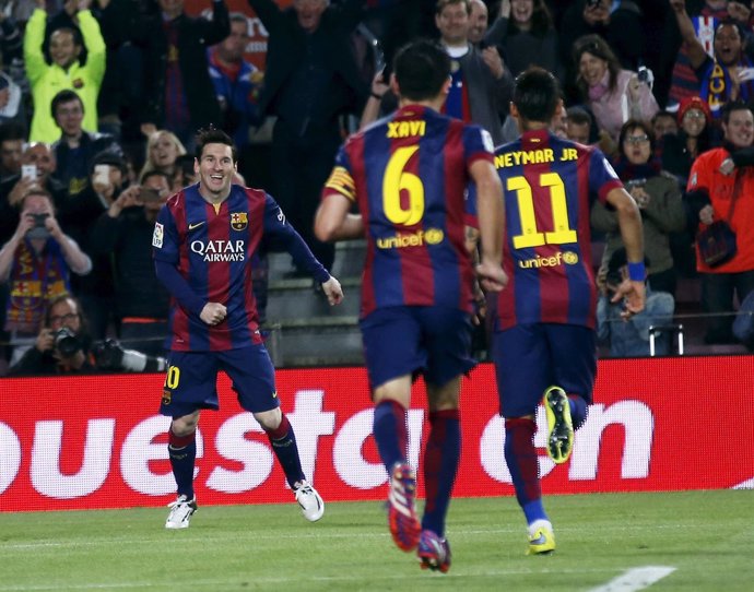 Lionel Messi con Neymar y Xavi tras golear al Getafe