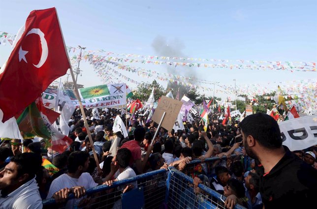 Explosión durantre un acto electoral del HDP en Diyarbakir