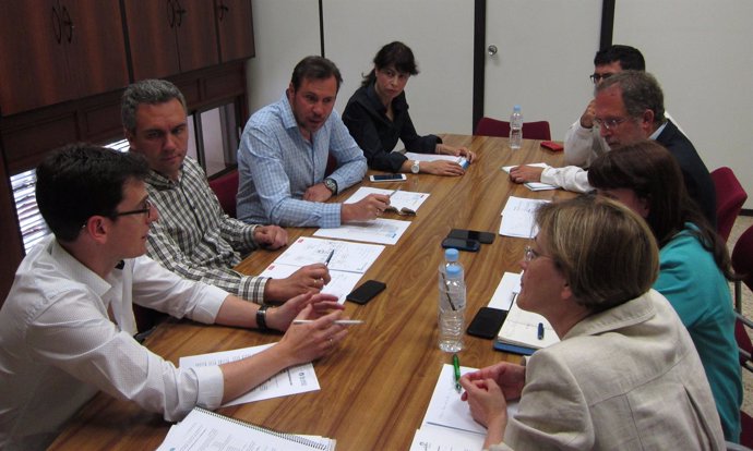 Imagen de una de las reuniones entre el PSOE y Valladolid Toma la Palabra