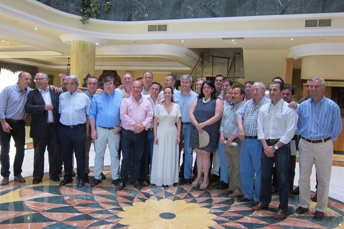 Fernández de Moya (c) con asistentes a la junta directiva provincial del PP. 
