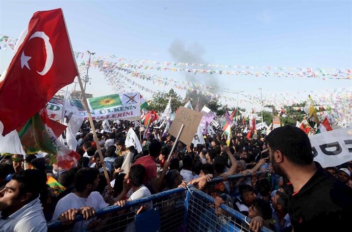 Explosión durantre un acto electoral del HDP en Diyarbakir