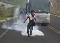 Policías y militares agreden a los normalistas antes de que empiecen a protestar