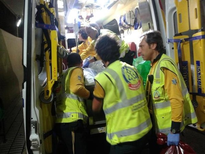 Atención de los servicios de emergencias al joven apuñalado