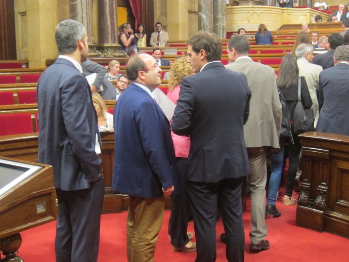 Los diputados, entre ellos M.Iceta y A.Rivera, entran al pleno del Parlament
