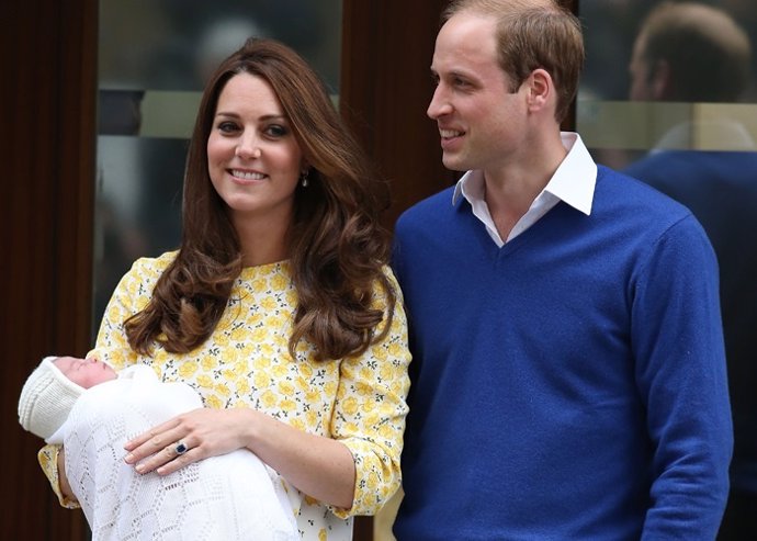  Kate Middleton ha abandonado el hospital St. Mary de Londres con su bebe