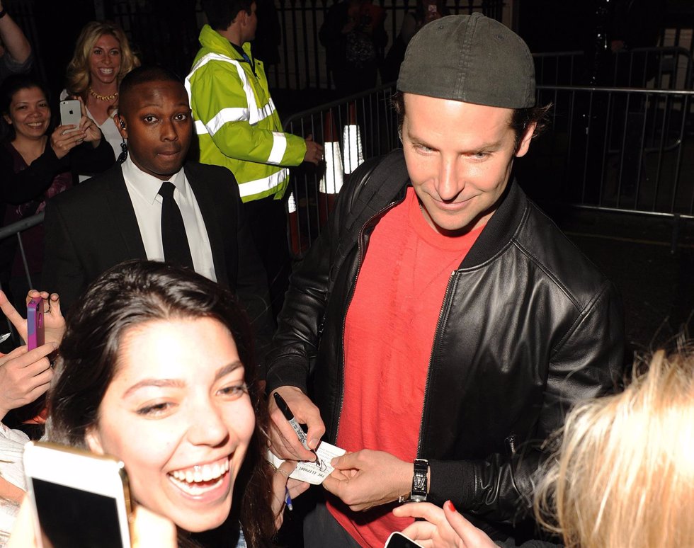 Bradley Cooper saliendo del teatro en Londres04.JUNE.2015 - LONDON - UKAMERICAN 