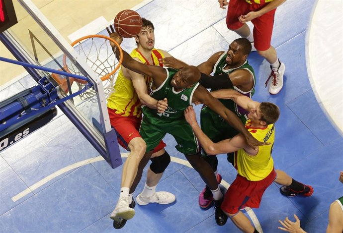 Ante Tomic pelea por el rebote ante el Unicaja