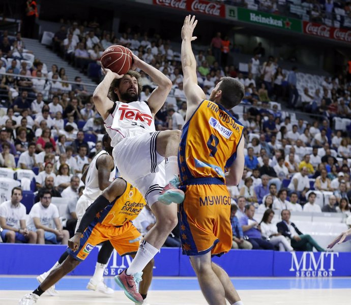 Sergio Llull, Sam Van Rossom, Real Madrid baloncesto vs Valencia Basket club 