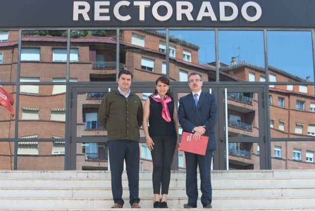 Pedro Álvarez junto a representantes de Universidad Colombia y de la UR