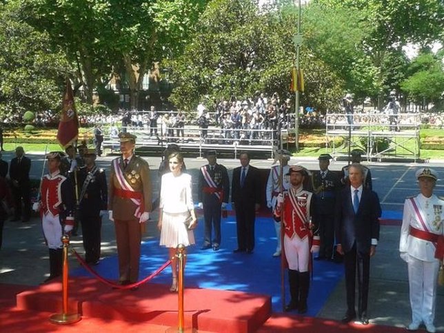 El Rey, la Reina y el ministro de Defensa en el Día de las Fuerzas Armadas