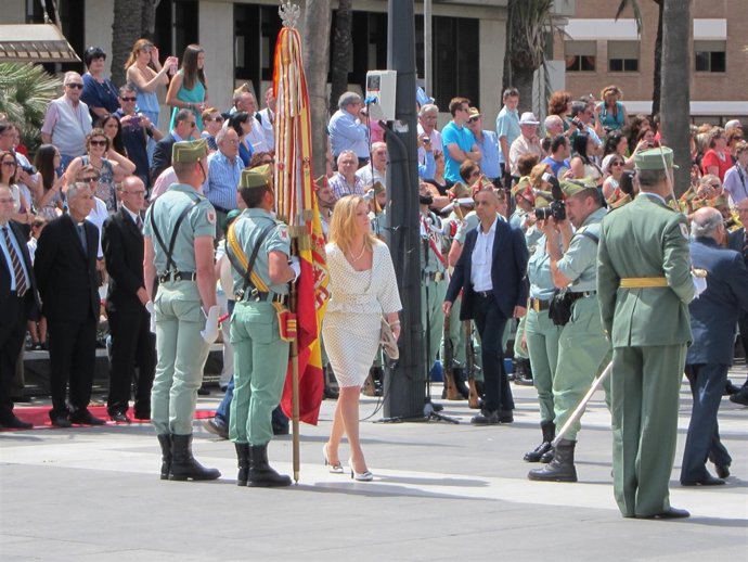 Una civil participa en la jura de bandera en el Día de las Fuerzas Armadas