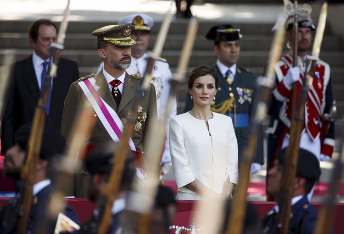 Los reyes Felipe VI y Letizia en el Desfile de las Fuerzas Armadas