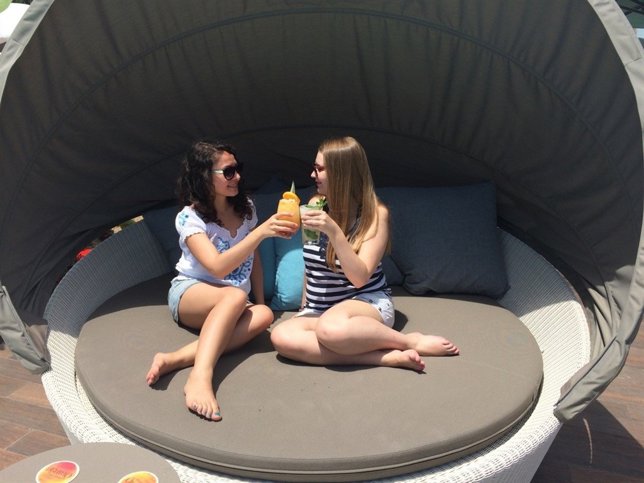 Turistas ganadoras de megaexperiencia Turismo Costa del Sol