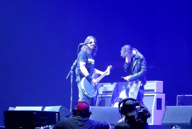 Un fan de Foo Fighters rompe a llorar cuando Dave Grohl le invita al escenario
