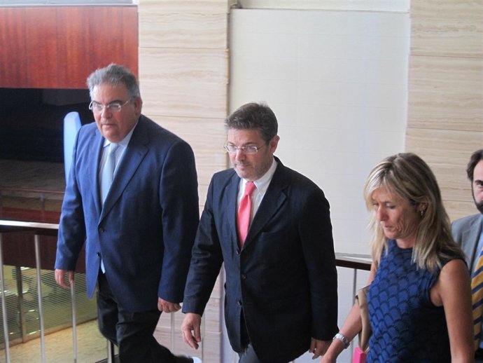 El ministro de Justicia, Rafael Catalá, y la delegada Teresa Palmer