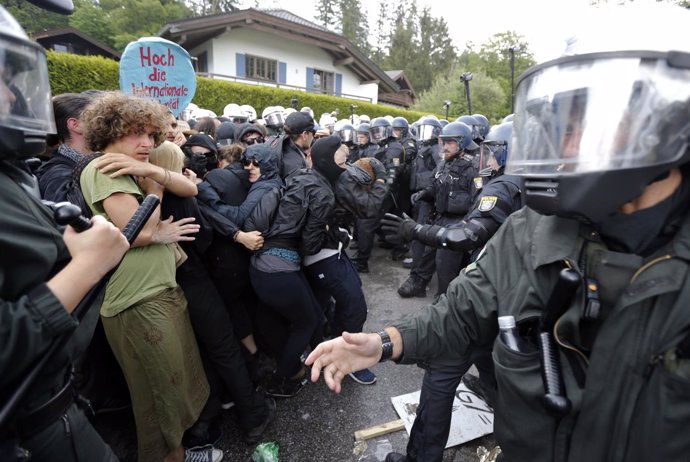 Manifestantes y policías antidisturbios en Alemania
