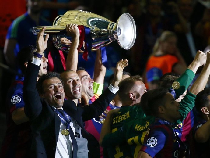 Xavi se despide del Barça con su 25º título y cuarta 'Champions'